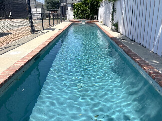 Building Photo - Luxurious Lake Balboa Home with Athletic A...
