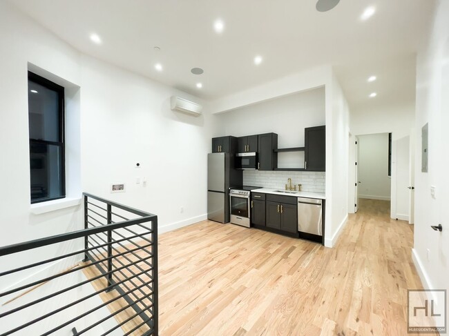 Primary Photo - Spacious Williamsburg 3-Bed 2.5-Bath / Mas...