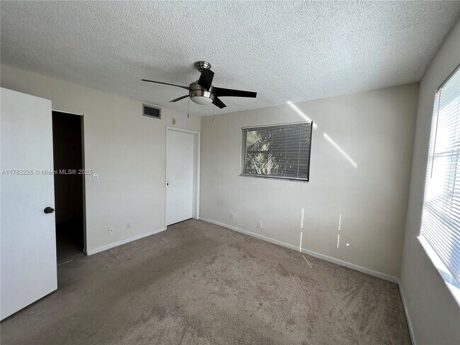 Building Photo - 2220 N Cypress Bend Dr