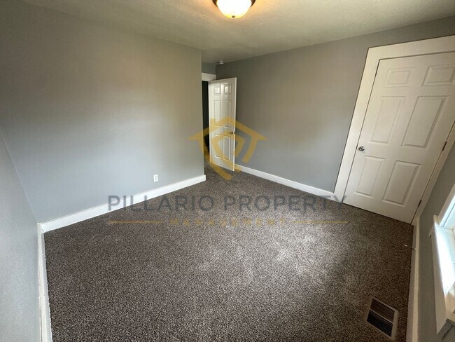 Building Photo - 2704-2704 Highland Pl