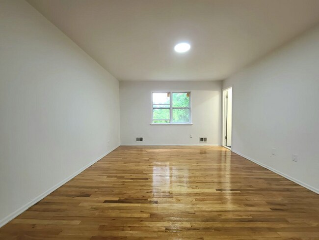 Building Photo - 500 Adams Ln
