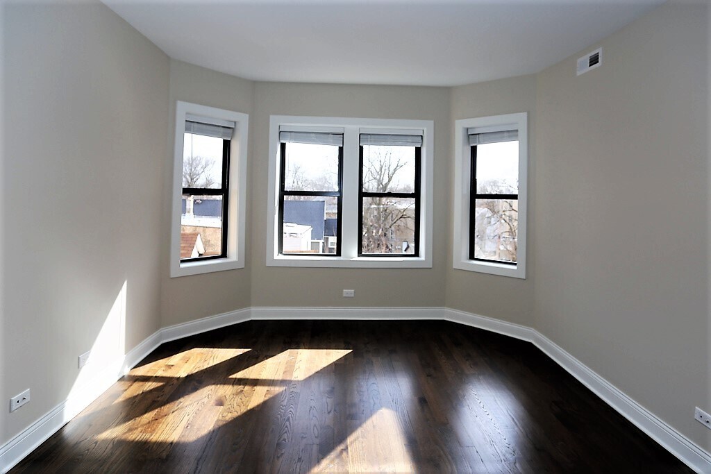 Building Photo - 2228 N Sawyer Ave