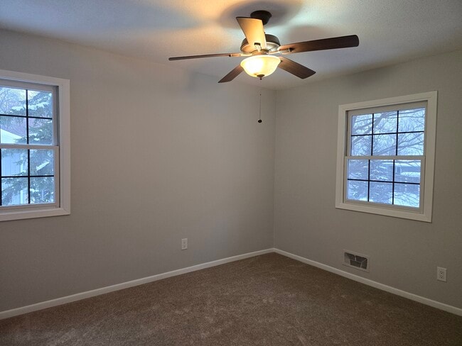 Building Photo - 5570 Shorewood Ln