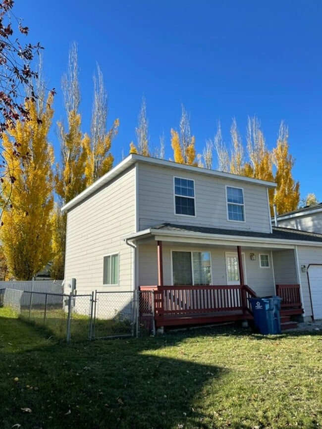 Building Photo - 3 Bedroom 2 Bathroom Centrally Located Tow...