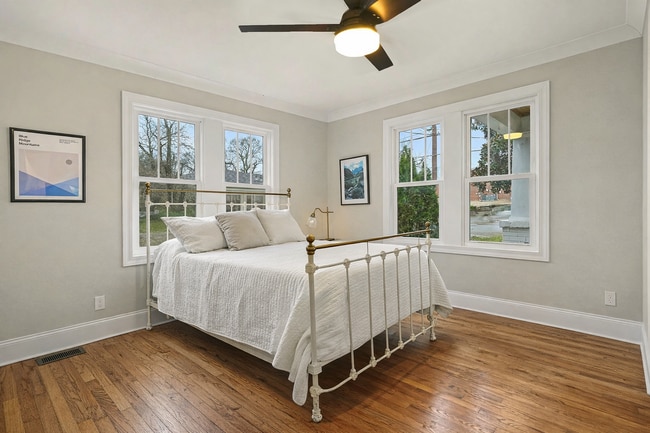 Building Photo - Sylvan Park Charm!