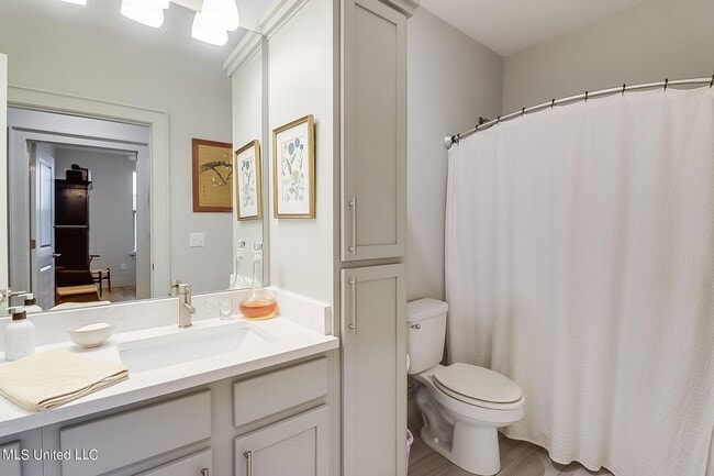 Building Photo - 2 Bed 2 Bath Condo - Open Concept at the I...