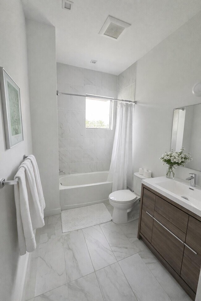 Building Photo - 4189 N Oak Pl