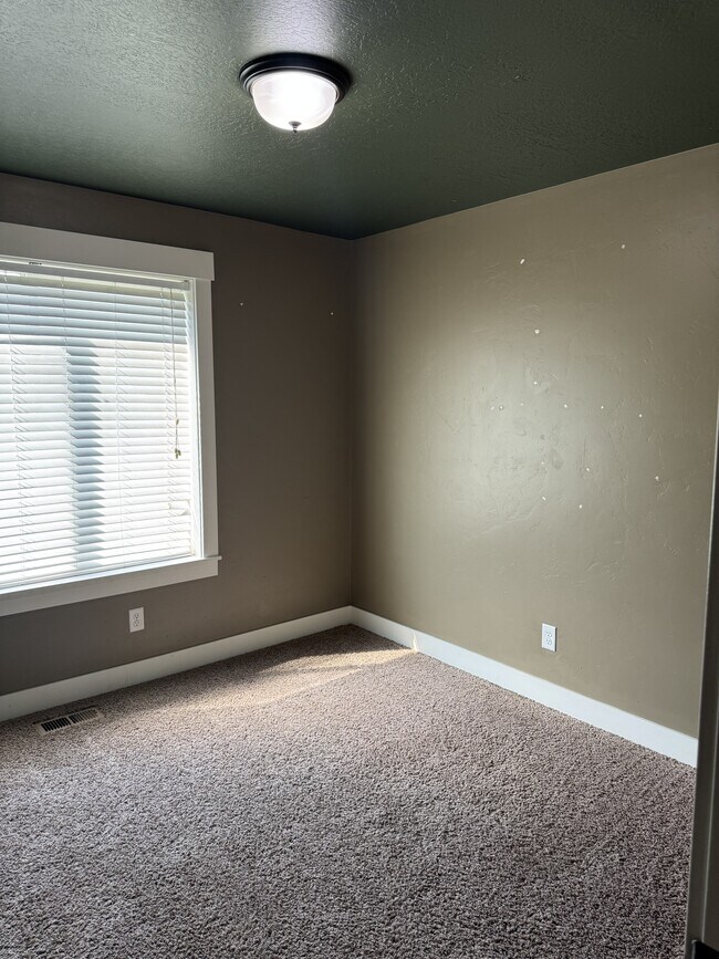 Building Photo - 890 W 110 S