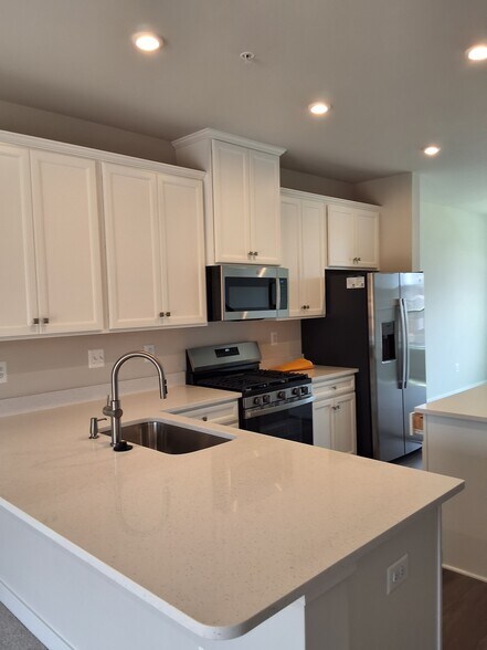 Building Photo - 16148 Hyde Pk Pl