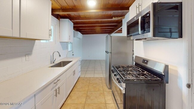 Building Photo - 3564 E Kleindale Rd