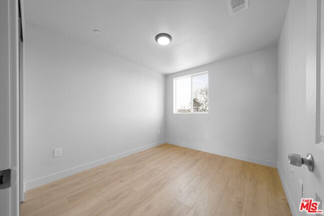 Building Photo - 236 W 84th Pl