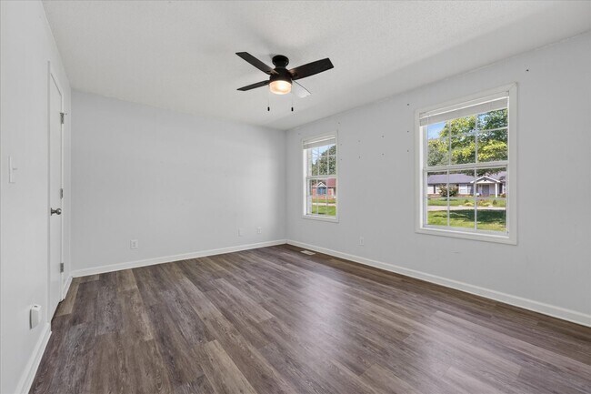 Building Photo - 727 Acorn Dr