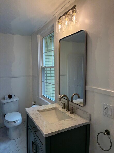 Building Photo - 142 Main St