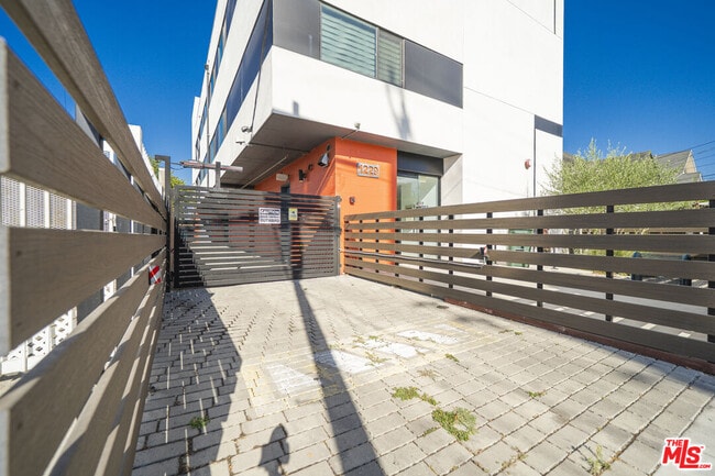 Building Photo - 1229 S Kingsley Dr