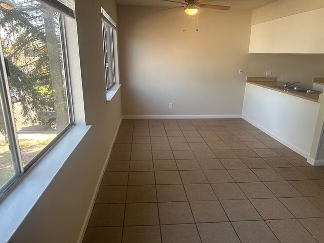 Building Photo - 1316 Hobart Dr