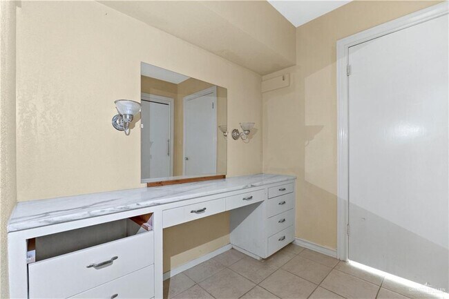 Building Photo - 3208 N Westgate Dr