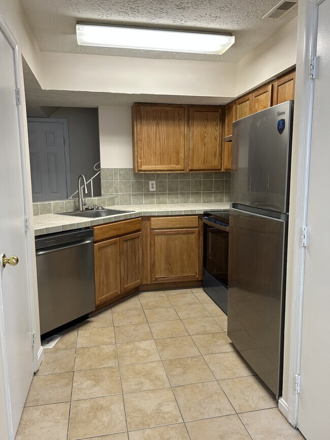 Building Photo - 46354 Columbus Dr