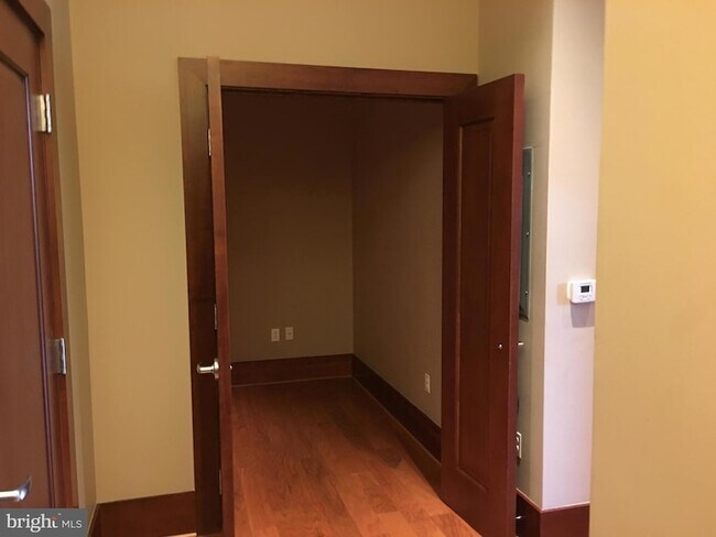 Building Photo - 8220 Crestwood Heights Dr