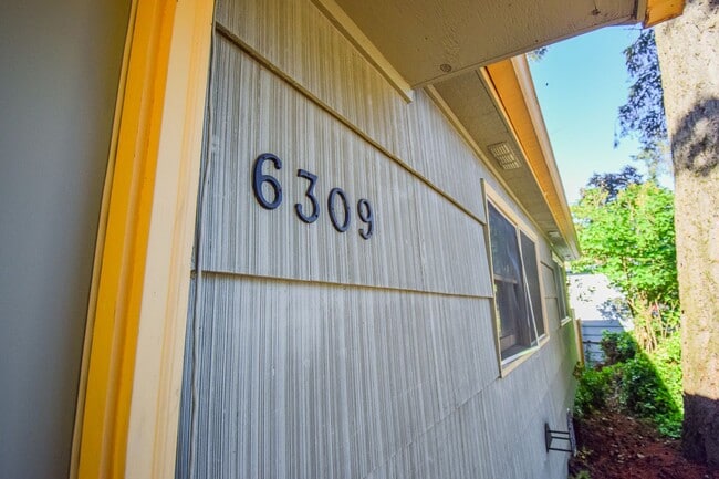 Building Photo - 3 Bedroom 1Bath House, Quiet neighborhood with park across the street