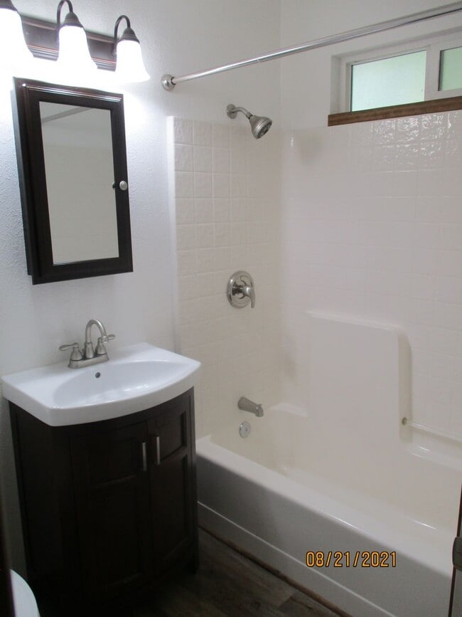 Building Photo - One Bedroom PLUS Loft!! Completely redone!...