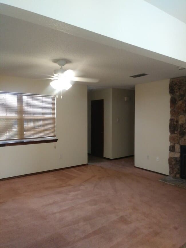 Building Photo - Spacious 2 Bedroom 1 bath with washer & dryer.