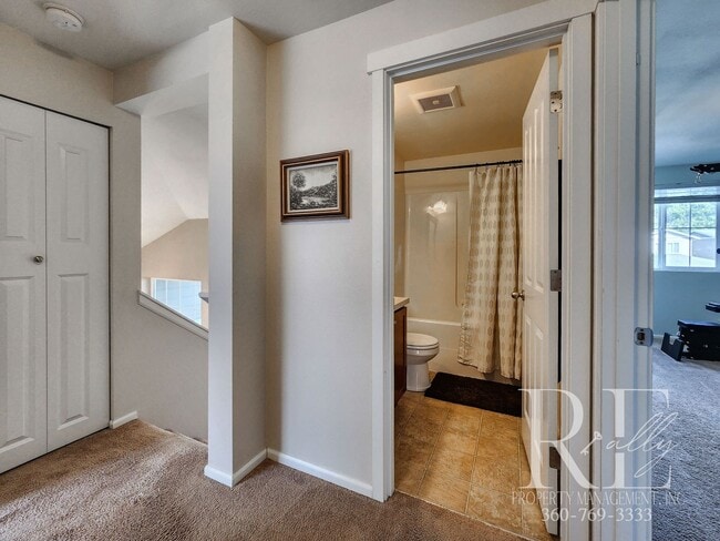 Building Photo - Spacious Silverdale Home with Large Fenced...