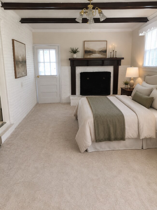 Building Photo - Spacious 3/4 Bedroom, 2 Bathroom Home with Garage and Basement on Holly Street