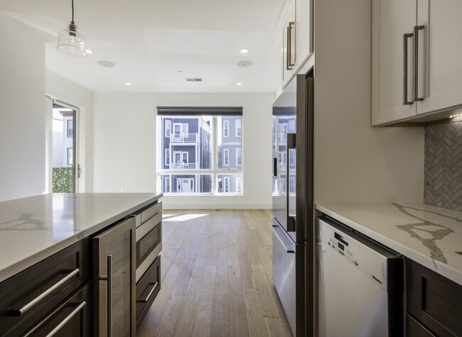 Building Photo - 946 Saratoga St