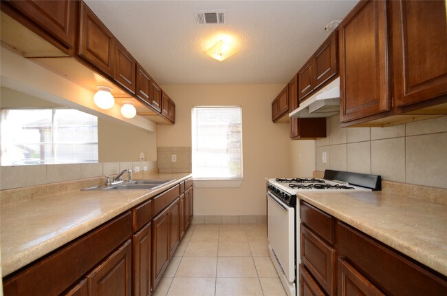 Building Photo - 722 Odessa Ct