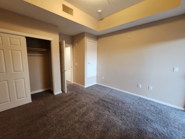 Building Photo - Great Park Ave Condo Unit!