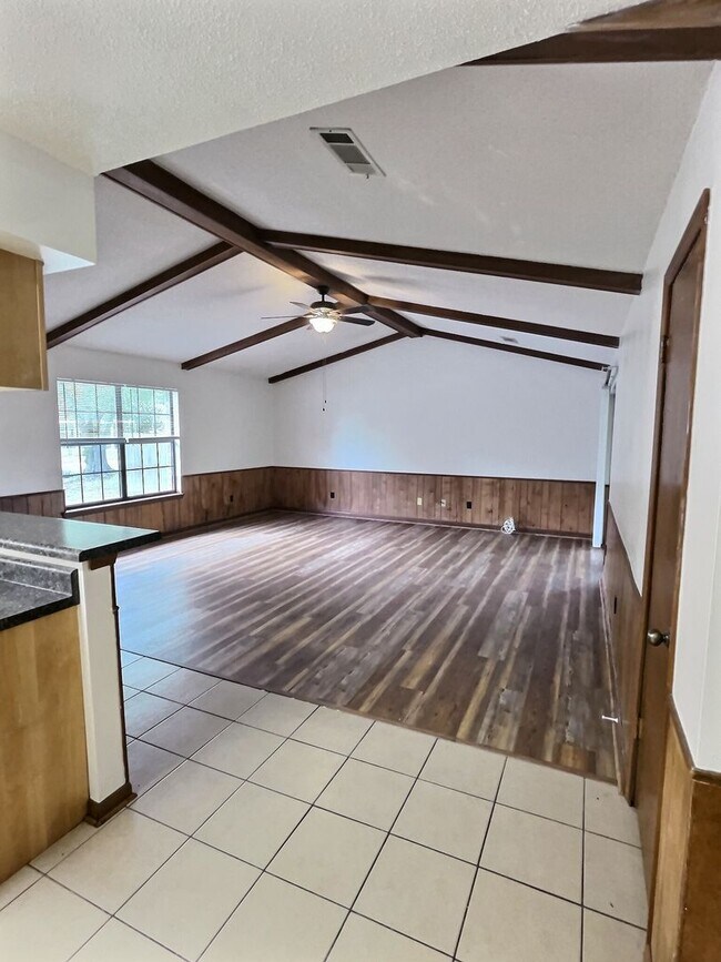 Building Photo - 1109 Hickory Dr