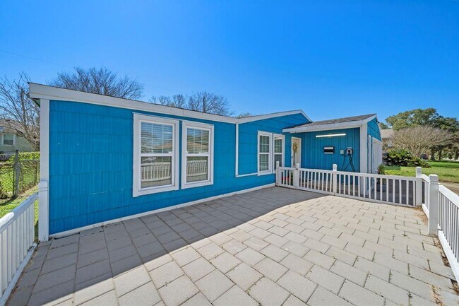Building Photo - 105 Pompano Ave