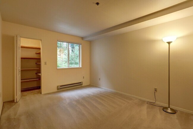 Building Photo - Charming 2BR 2BA Condo in great Bellevue l...