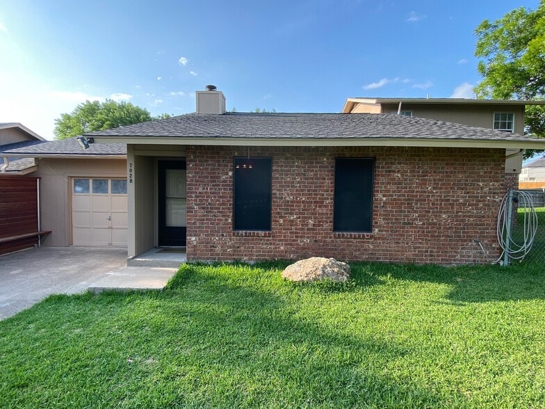 Building Photo - 702 Blackwell Ave