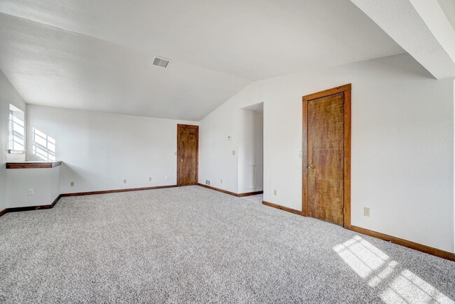 Building Photo - Beautiful 2 bed Ranch style home on 5 acres!