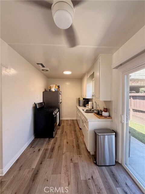 Building Photo - 325 La Paloma St
