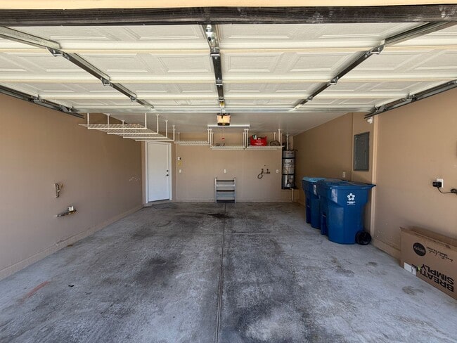 Building Photo - SPACIOUS SINGLE STORY HOME IN SOUTHERN HIGHLANDS WITH NEW KITCHEN APPLIANCES