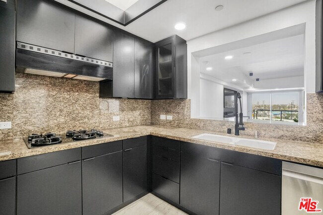 Building Photo - 13600 Marina Pointe Dr