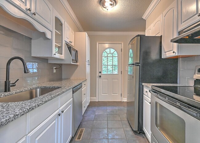 Building Photo - 2708 Schumway Dr