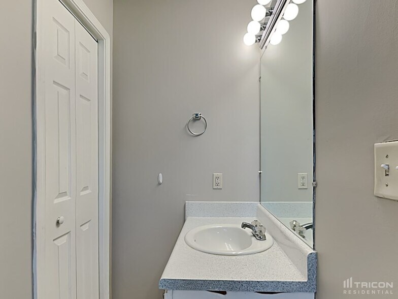 Building Photo - 205 N Willow Ct