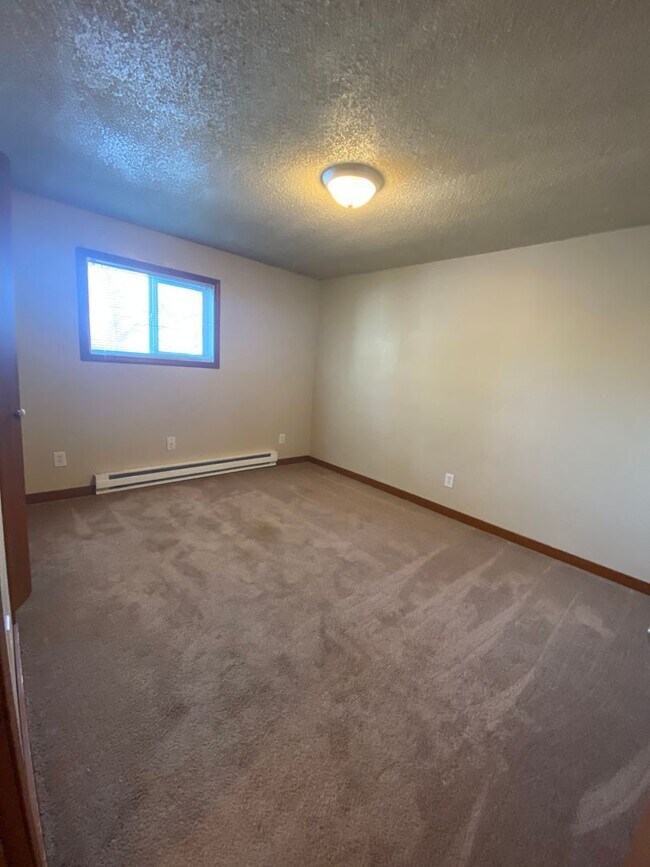 Building Photo - Move-in special!  One month free rent! 2-bedroom 1 bath Great Spokane Valley Location-New carpet ...