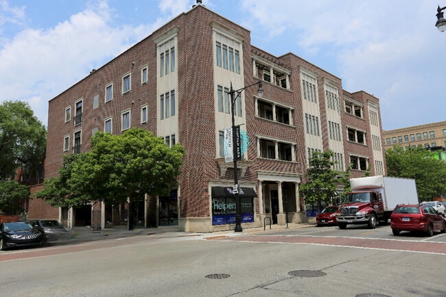 Building Photo - 2401 N Janssen Ave