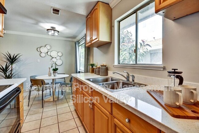 Building Photo - 329 Blossom Hill Rd