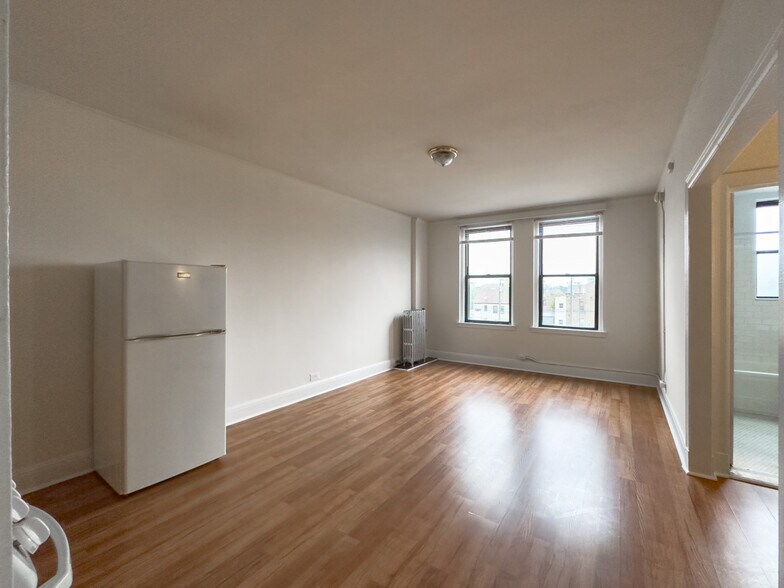 Building Photo - 3335 W Diversey Ave