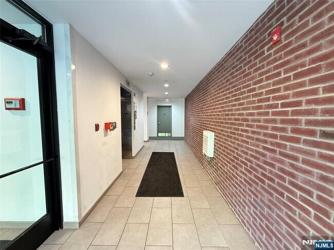 Building Photo - 3011 Edwin Ave
