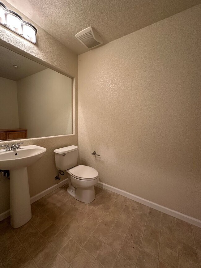 Building Photo - Gorgeous 3 Bed / 2.5 Bath Home in Desirabl...