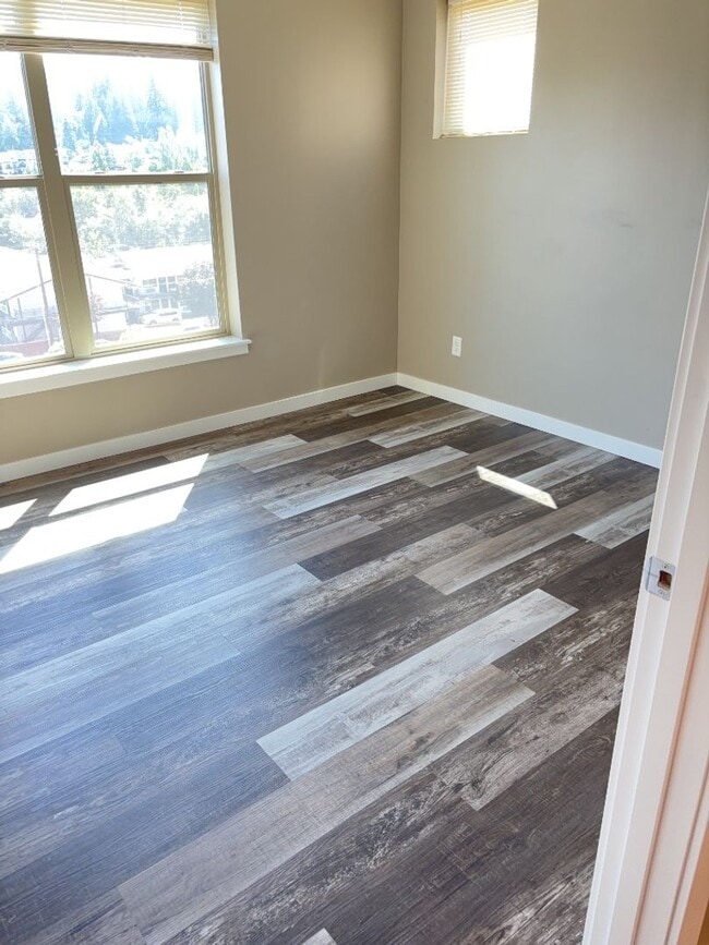 Building Photo - 2 Bed 1 Bath Coming Available in Samish Station Apartments!