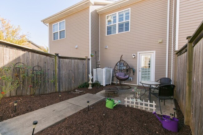 Building Photo - 1249 Riverbrook Dr