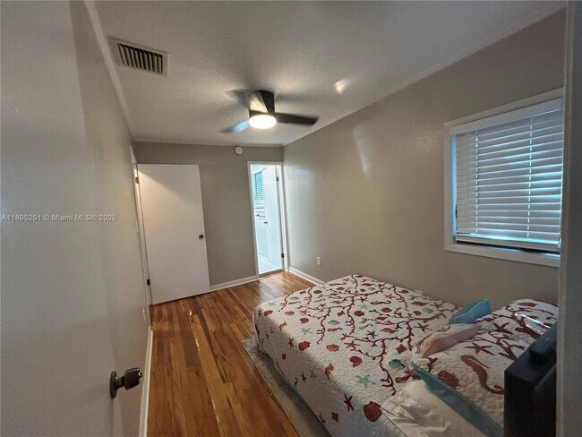 Building Photo - 1534 Monroe St