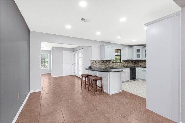 Building Photo - 710 Woodhue St